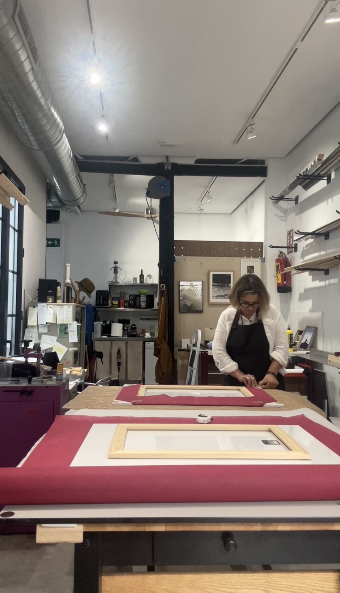 Mesa de montaje con impresiones terminadas a la espera del empaque de archivo libre de ácido y su envío internacional